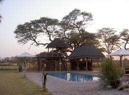 Pool und Hochsitz im Onguma Bush Camp